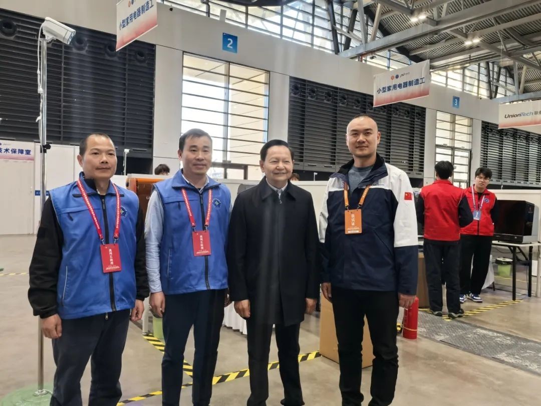 中国轻工业联合会党委书记、会长张崇和视察小型家用电器制造工赛项